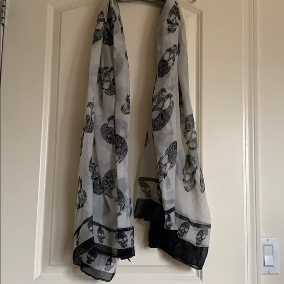 Black and White skull shall/scarf - Picture 4 of 4